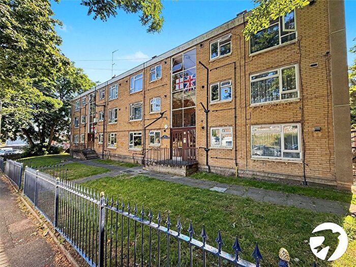1 Bedroom Flat For Sale In Churchill Avenue, Chatham, Kent, ME5