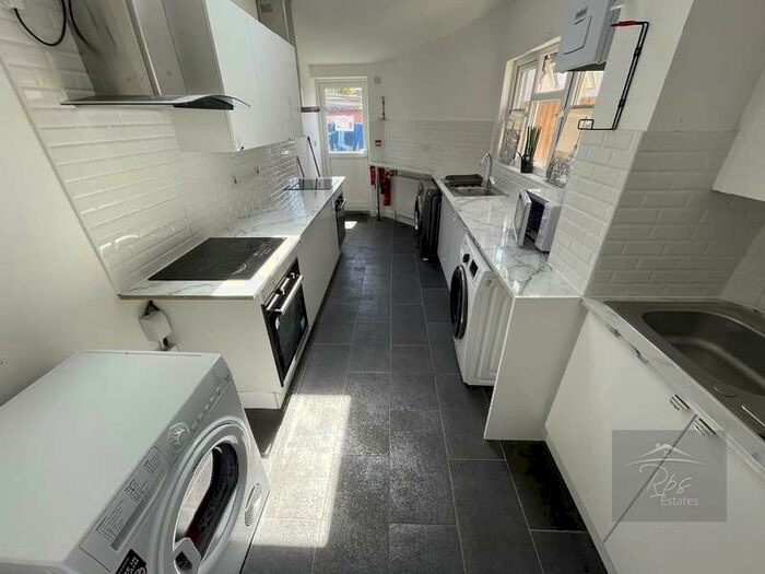 Flat To Rent In Black Rod Close, Hayes, UB3