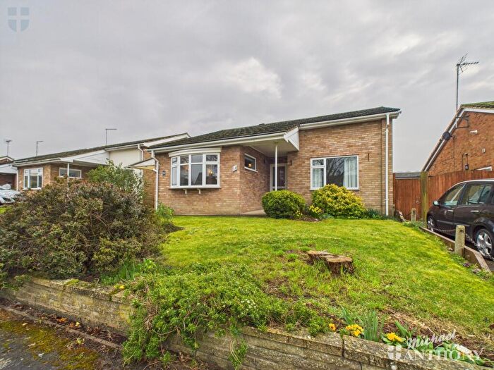 2 Bedroom Detached Bungalow For Sale In Wenwell Close, Aston Clinton, Aylesbury, Buckinghamshire, HP22