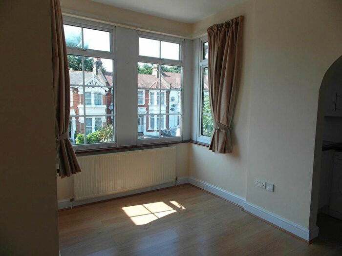 1 Bedroom Flat To Rent In Seymour Gardens Ilford, IG1