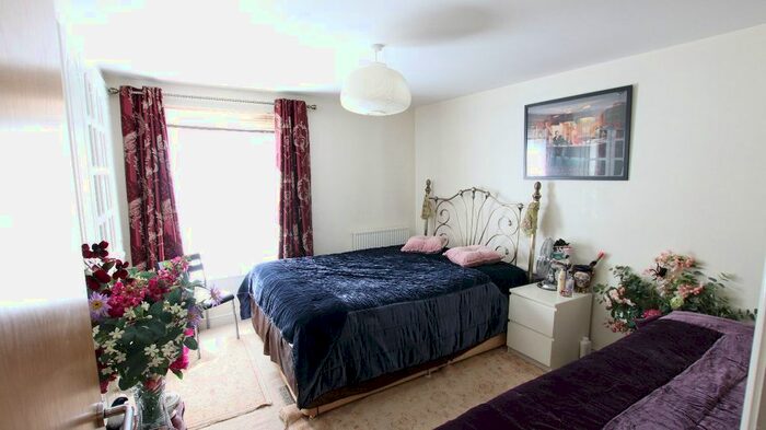 2 Bedroom Flat For Sale In Cherington Court, Station Road, EN5