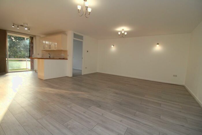 2 Bedroom Flat To Rent In Stonegrove, Edgware, HA8