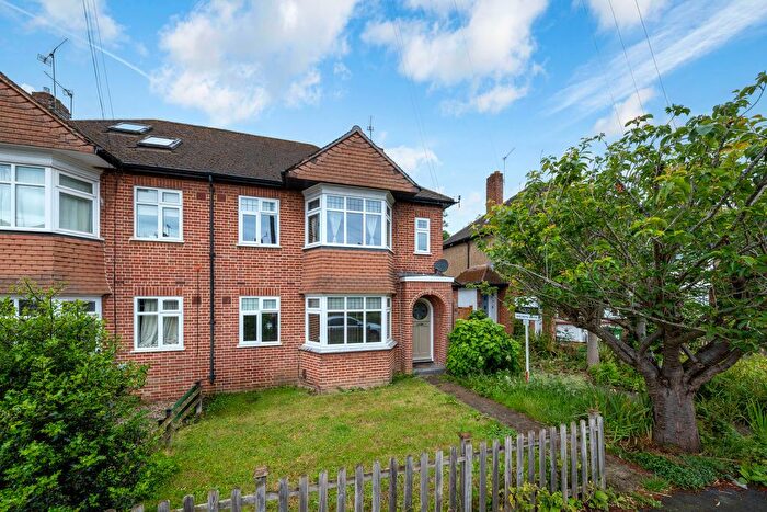 2 Bedroom Flat For Sale In Warwick Road, Thames Ditton, KT7