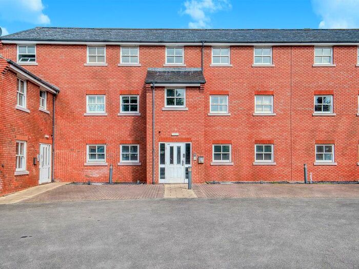 3 Bedroom Flat To Rent In Packington Place, Chapel Street, CV31