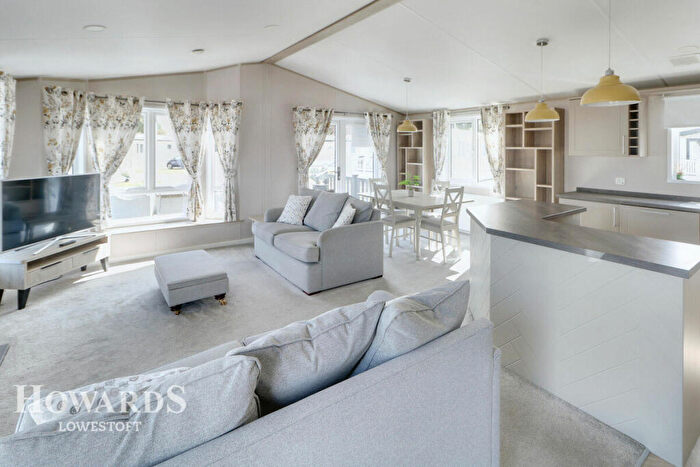 2 Bedroom Park Home For Sale In The Hollies, Kessingland, NR33