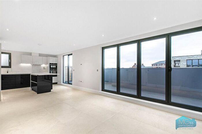 3 Bedroom Apartment To Rent In Oakleigh Road North, Whetstone, London, N20