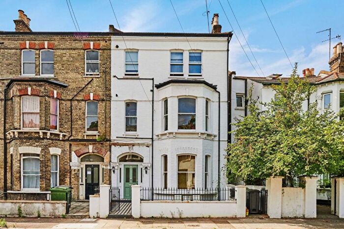 3 Bedroom Flat To Rent In Haycroft Road, London, SW2