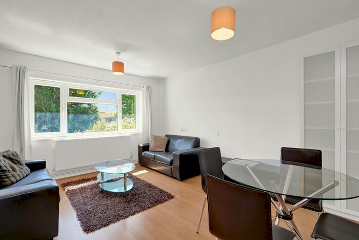 2 Bedroom Flat To Rent In Garson Road, Esher, KT10