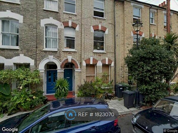 2 Bedroom Flat To Rent In Bonnington Square, London, SW8
