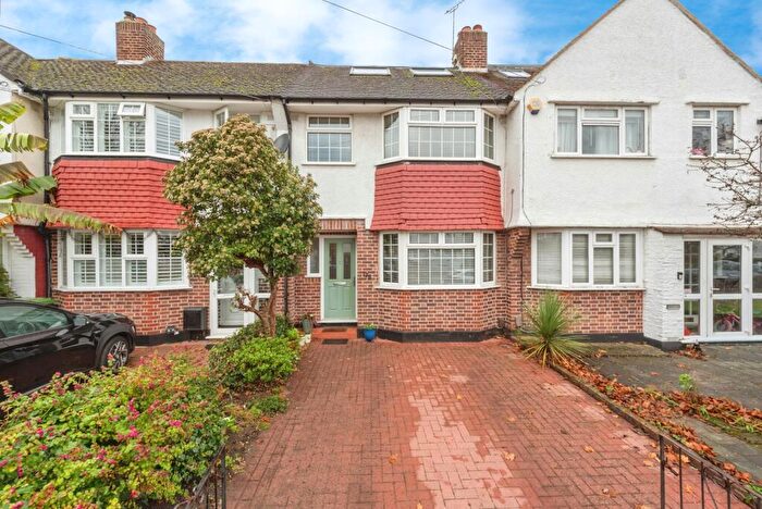 3 Bedroom House For Sale In Kingshill Avenue, Worcester Park, KT4