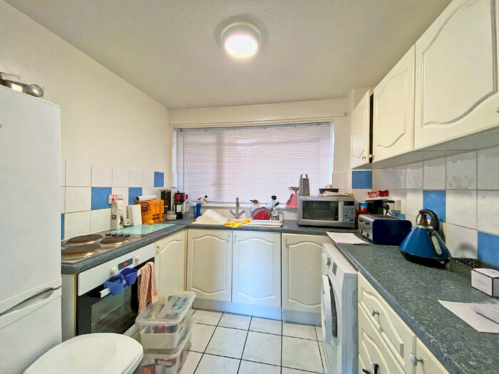 1 Bedroom Maisonette To Rent In Robin Hood Close, Farnborough, GU14