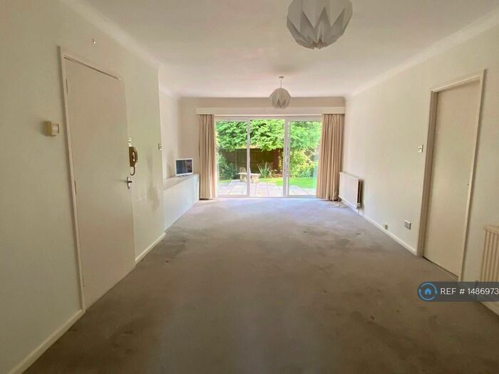 2 Bedroom Flat To Rent In Cedar Court, Winchester, SO23