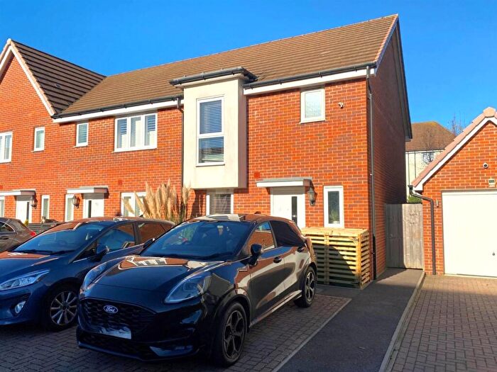 3 Bedroom End Of Terrace House For Sale In Cooper Drive, Wick, Littlehampton, BN17