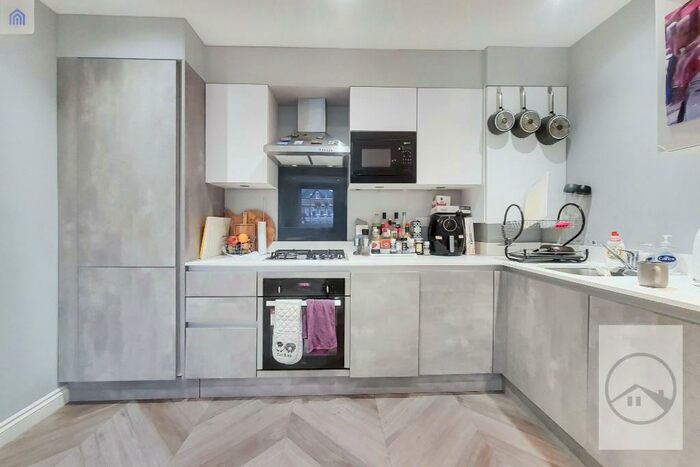 3 Bedroom Flat To Rent In Thurlow Park Road, London, SE21