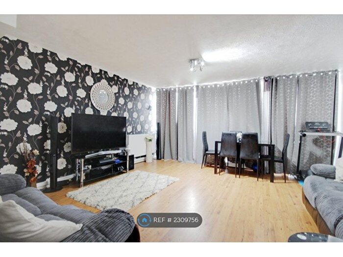 3 Bedroom Maisonette To Rent In Peartree Close, South Ockendon, RM15