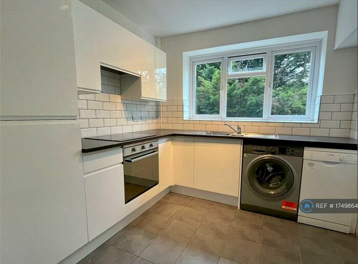 2 Bedroom Flat To Rent In Deepdene Court, Shortlands, Bromley, BR2