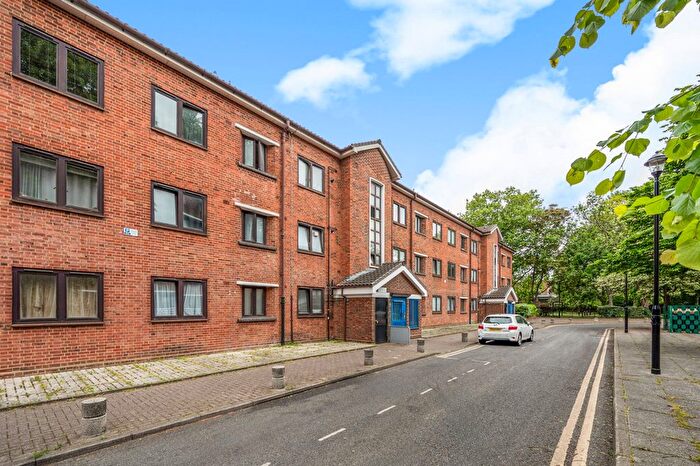 3 Bedroom Flat For Sale In Binyon House, Milton Grove, N16