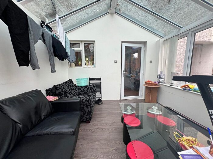 3 Bedroom Semi Detached House To Rent In Dagenham, RM8