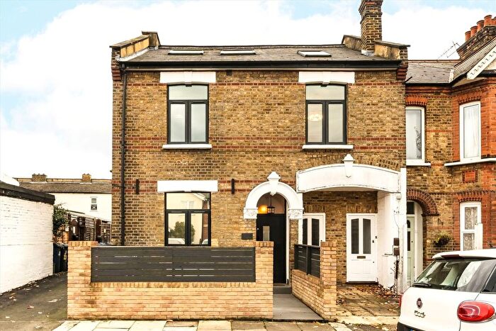 3 Bedroom Flat For Sale In Darwin Road, Ealing, W5