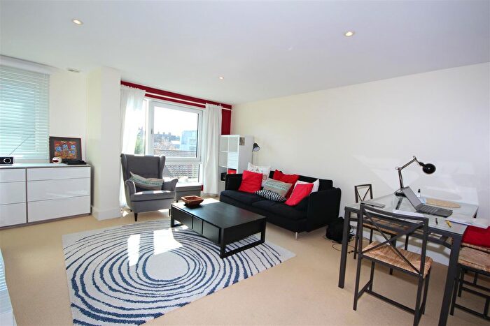1 Bedroom Flat To Rent In Empire Square South, Bermondsey, SE1