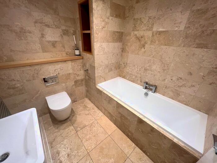 2 Bedroom Flat To Rent In Winnipeg Quay, Salford, M50