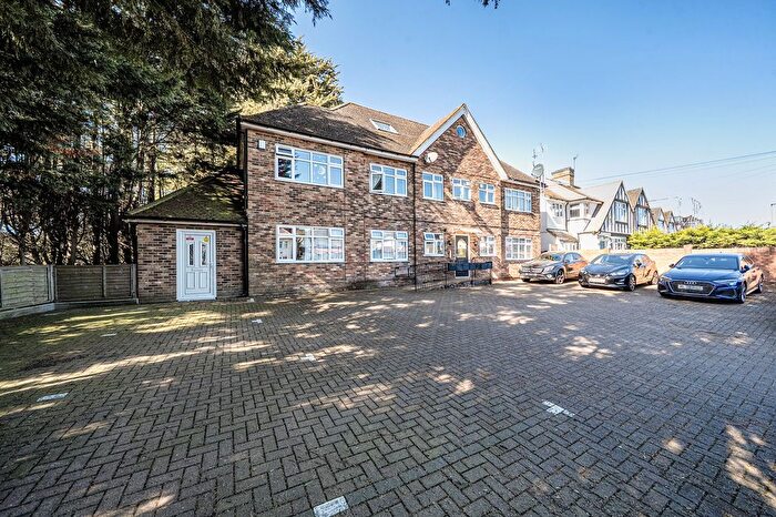 2 Bedroom Flat For Sale In Edgwarebury Lane, Edgware, Greater London., HA8