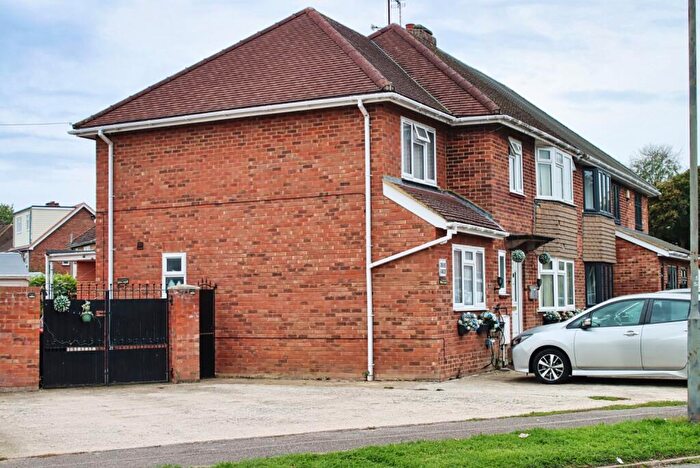 Studio To Rent In Oakwood Drive, Bletchley, Milton Keynes, Buckinghamshire, MK2