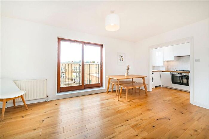 1 Bedroom Flat For Sale In Oakley Yard, Shoreditch High Street, E2