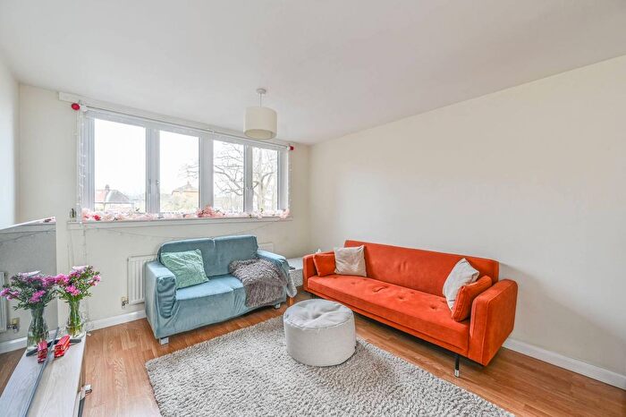 1 Bedroom Flat To Rent In Cromwell Road, Oval, London, SW9