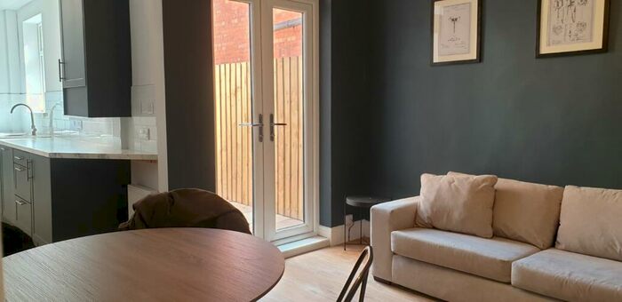 6 Bedroom Terraced House To Rent In Portland Street - Bed, LN5