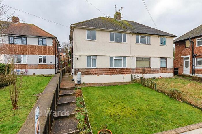 2 Bedroom Maisonette For Sale In Vale Drive, Chatham, Kent, ME5