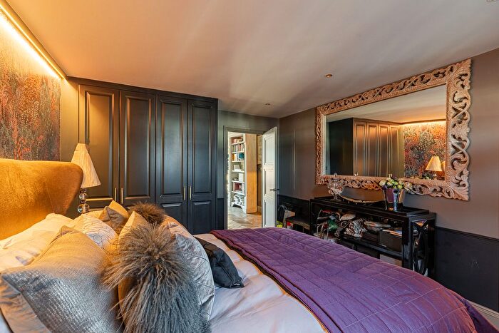 3 Bedroom Flat To Rent In Redcliffe Gardens, Chelsea, SW10