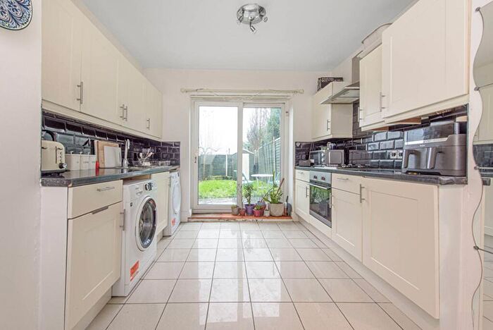 1 Bedroom Flat For Sale In Beaconsfield Road, Friern Barnet, London, N11