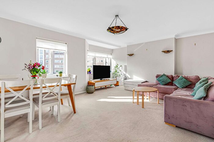 3 Bedroom Flat To Rent In Queens Court, Queens Road, Richmond, Surrey, TW10