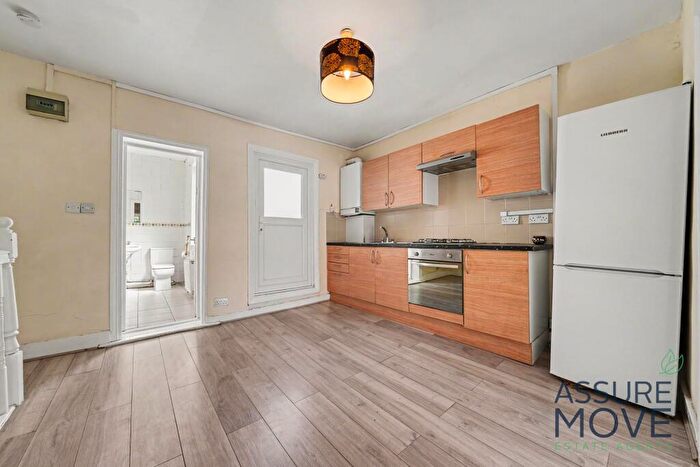 2 Bedroom Flat To Rent In High Road, London, N20