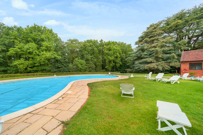 2 Bedroom Flat For Sale In Framewood Road, Fulmer, SL2