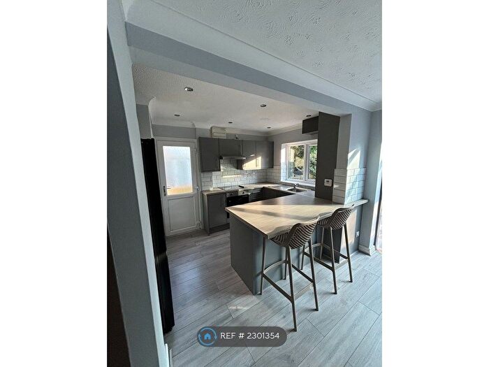 3 Bedroom Detached House To Rent In Thirlmere Close, Leeds, LS11