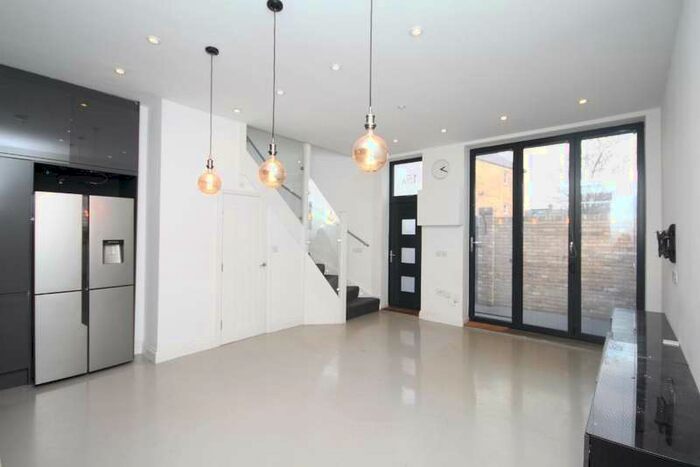 2 Bedroom Mews House To Rent In St Marks Rise, Dalston, London, E8