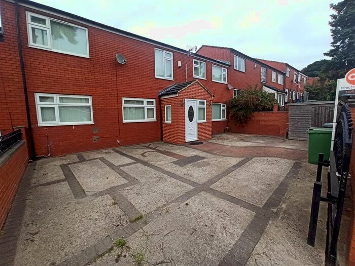 6 Bedroom Terraced House For Sale In Woodsley Road, Hyde Park, Leeds, LS6