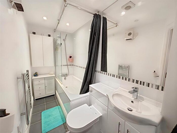 2 Bedroom Flat For Sale In Rayleigh Road, Hutton, Brentwood, CM13