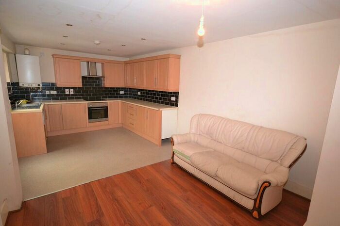 3 Bedroom Flat To Rent In Lilac Crescent, Beeston, NG9