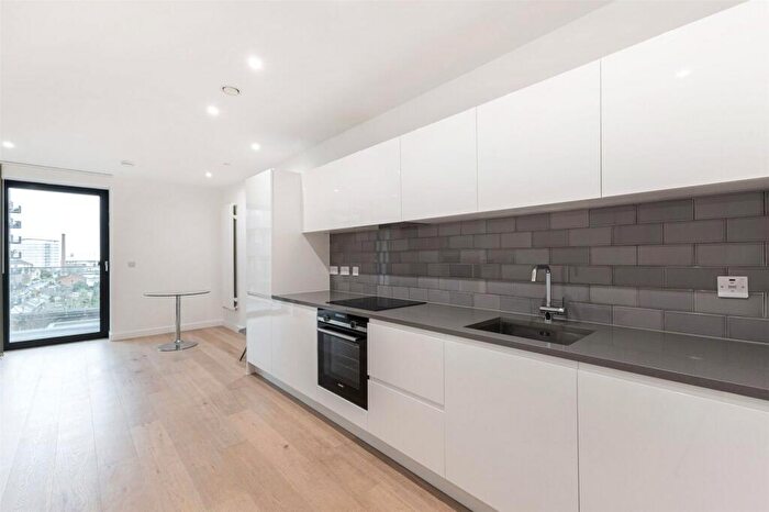 Flat To Rent In Regalia Close, Silvertown, London, E16