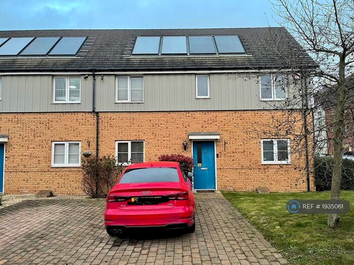 3 Bedroom Semi-Detached House To Rent In Woodside Close, Grays, RM16