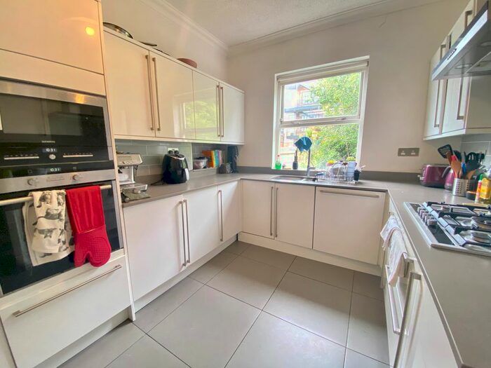 3 Bedroom Flat To Rent In Mortimer Road, Islington, N1