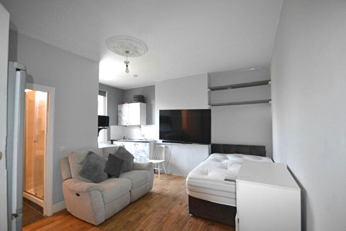 1 Bedroom Semi-Detached House To Rent In Chiswick, London, W4