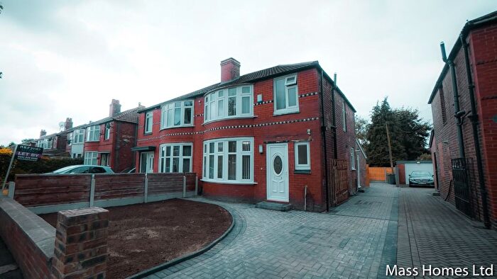 6 Bedroom Semi-Detached House For Sale In Parrs Wood Road, Manchester, M20