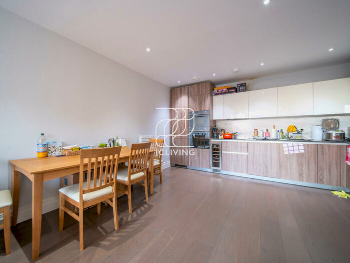 3 Bedroom Flat To Rent In Hamond Court, Queenshurst Square, KT2