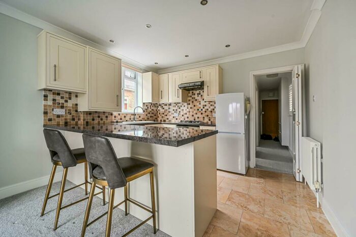 1 Bedroom Flat To Rent In Culverden Road, Balham, London, SW12