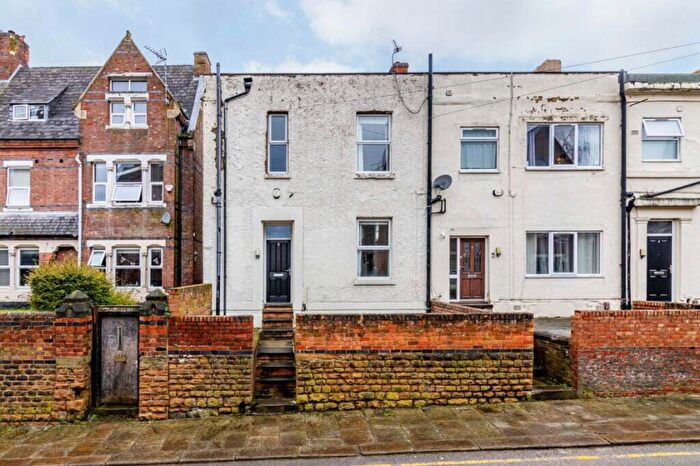 4 Bedroom End Of Terrace House For Sale In Burns Avenue, Nottingham, NG7