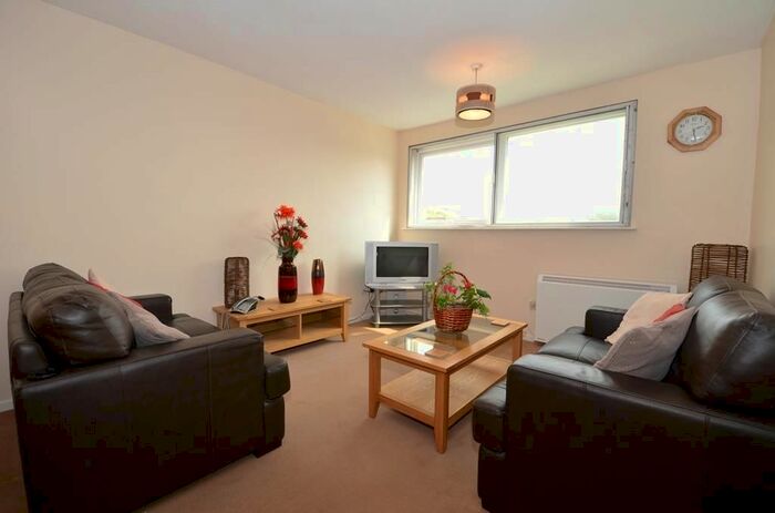 2 Bedroom Flat To Rent In Whitehall Close, Uxbridge, UB8